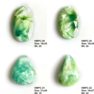 Puede incluir: Cuatro cabujones de piedras preciosas verdes de diferentes formas. Las piedras muestran una mezcla de tonos verdes claros y oscuros. Cada una est&aacute; etiquetada con un c&oacute;digo, tama&ntilde;o en mm y peso en gramos.