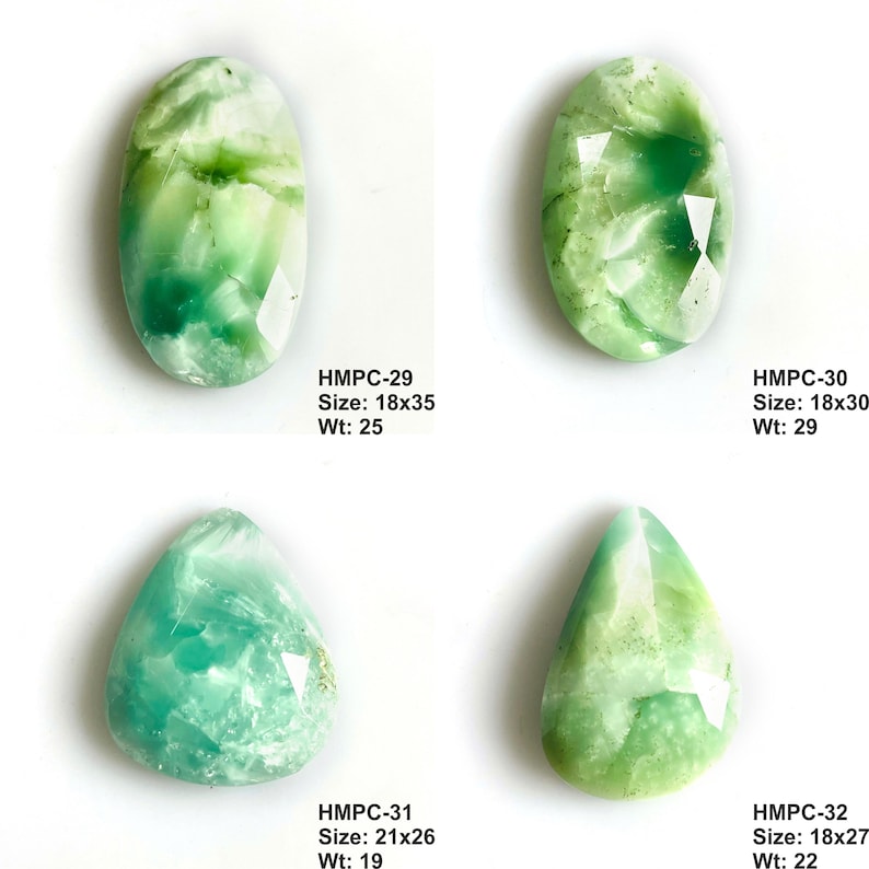 Puede incluir: Cuatro cabujones de piedras preciosas verdes de diferentes formas. Las piedras muestran una mezcla de tonos verdes claros y oscuros. Cada una est&aacute; etiquetada con un c&oacute;digo, tama&ntilde;o en mm y peso en gramos.