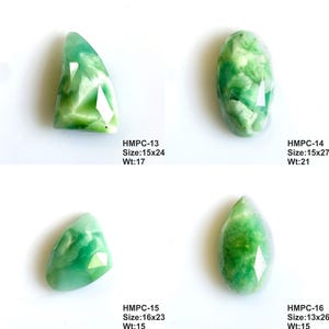 Puede incluir: Cuatro cabujones de piedras preciosas verdes con superficies facetadas se muestran sobre un fondo blanco. Las piedras preciosas var&iacute;an en forma, incluyendo una l&aacute;grima y un &oacute;valo. El texto en la imagen indica tama&ntilde;os y pesos en mil&iacute;metros y gramos.