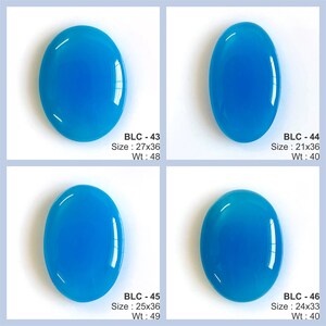 K&ouml;nnte beinhalten: Vier ovale, polierte blaue Edelsteine. Jeder Stein hat eine einzigartige Gr&ouml;&szlig;e und ein einzigartiges Gewicht, wobei der gr&ouml;&szlig;te 27x36 mm misst. Der Text "BLC - 43", "BLC - 44", "BLC - 45" und "BLC - 46" ist sichtbar. Die Gewichte sind in Gramm.