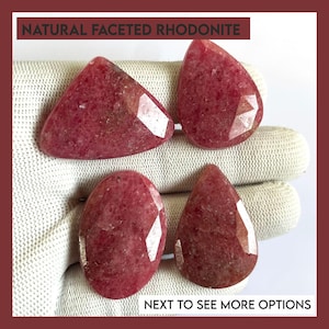 Op de afbeelding: Vier natuurlijke gefacetteerde rhodoniet edelstenen in roze en rode tinten. De edelstenen worden gepresenteerd op een wit oppervlak. De tekst "NATURAL FACETED RHODONITE" en "NEXT TO SEE MORE OPTIONS" zijn zichtbaar.