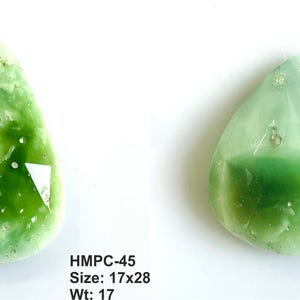 Puede incluir: Dos gemas en forma de l&aacute;grima con un tono verde claro e inclusiones verdes m&aacute;s oscuras. La gema de la izquierda mide 17x28 mm y pesa 17. La gema de la derecha mide 20x25 mm y pesa 21.