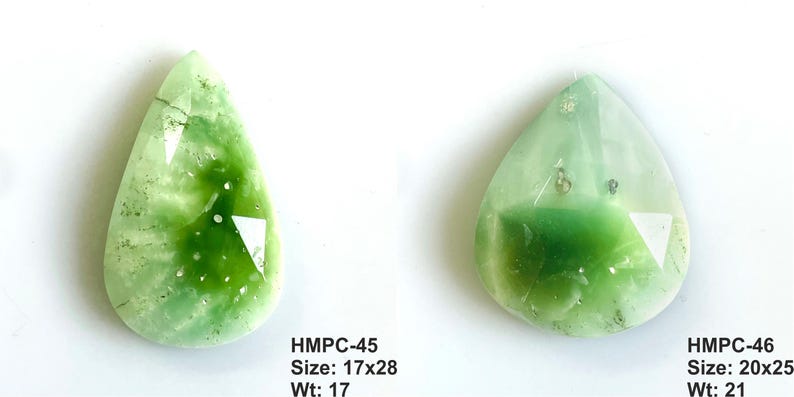 Puede incluir: Dos gemas en forma de l&aacute;grima con un tono verde claro e inclusiones verdes m&aacute;s oscuras. La gema de la izquierda mide 17x28 mm y pesa 17. La gema de la derecha mide 20x25 mm y pesa 21.