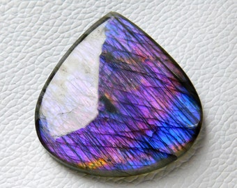 Cabochon violet naturel de pierres précieuses de labradorite flashy, idéal pour la fabrication de bijoux en argent et de bijoux en fil métallique