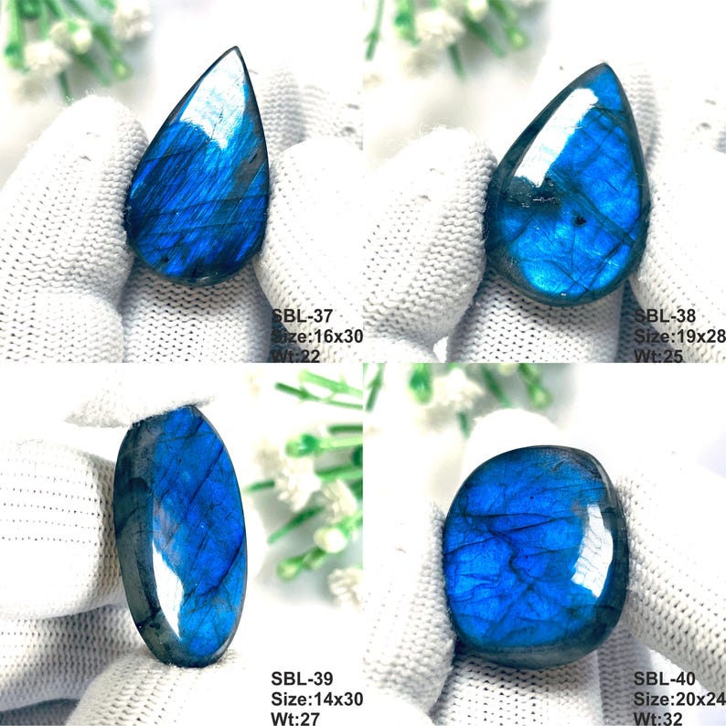 Pu&ograve; includere: Quattro pietre preziose di labradorite lucidate con una vibrante iridescenza blu. Ogni pietra &egrave; etichettata con i codici SBL-37, SBL-38, SBL-39 e SBL-40, incluse dimensioni in mm e peso in carati. Le pietre presentano forme distinte: a goccia, ovale e rotonda.