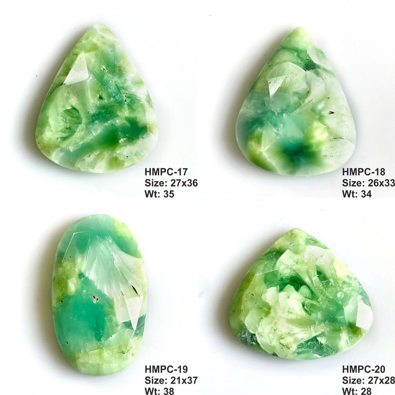Puede incluir: Cuatro cabujones de piedras preciosas verdes y blancas de diferentes formas. Las piedras transl&uacute;cidas muestran patrones internos. Cada una est&aacute; etiquetada con un c&oacute;digo, tama&ntilde;o en mm y peso en gramos.