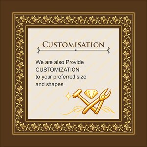 K&ouml;nnte beinhalten: Quadratisches Bild mit braunem Rahmen und goldenen Verzierungen. Der Text in der Mitte lautet "CUSTOMISATION" und beschreibt Anpassungsdienste. Goldene Werkzeuge und ein Diamant sind unten abgebildet.