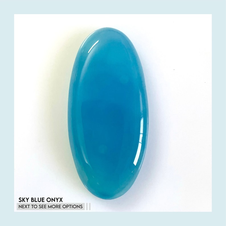 K&ouml;nnte beinhalten: Onyx-Edelstein in Himmelblau mit ovaler Form. Der polierte Stein hat eine gl&auml;nzende Oberfl&auml;che und ist vor wei&szlig;em Hintergrund platziert. Der Text "SKY BLUE ONYX" und "NEXT TO SEE MORE OPTIONS" sind sichtbar.