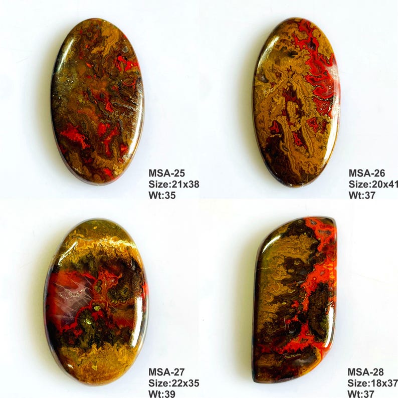 K&ouml;nnte beinhalten: Vier polierte Cabochon-Edelsteine mit wirbelnden Mustern in Dunkelrot, Braun und Gold. Jeder Stein ist mit einem Code, der Gr&ouml;&szlig;e in mm und dem Gewicht in Karat beschriftet: MSA-25 (21x38mm, 35ct), MSA-26 (20x41mm, 37ct), MSA-27 (22x35mm, 39ct), MSA-28 (18x37mm, 37ct).