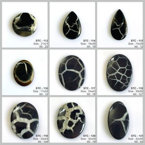 K&ouml;nnte beinhalten: Neun polierte Edelsteine mit schwarz-wei&szlig;en Mustern. Formen sind rund, tropfenf&ouml;rmig und oval. Gr&ouml;&szlig;en reichen von ca. 1,6 cm x 2 cm bis 3,5 cm x 5 cm. Jeder Stein hat ein einzigartiges Innenmuster. Das Bild enth&auml;lt Gr&ouml;&szlig;en- und Gewichtsangaben.