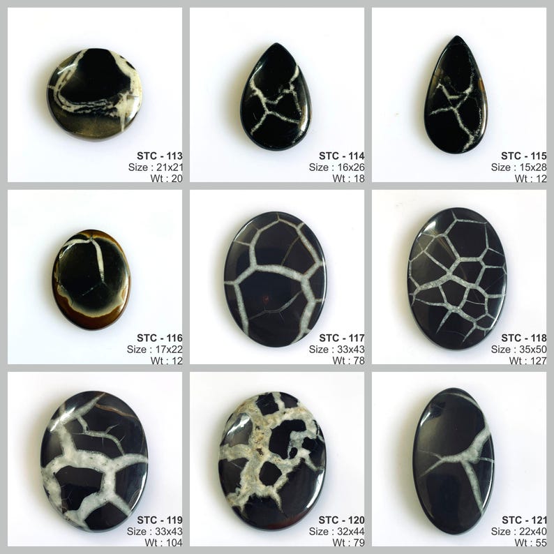 K&ouml;nnte beinhalten: Neun polierte Edelsteine mit schwarz-wei&szlig;en Mustern. Formen sind rund, tropfenf&ouml;rmig und oval. Gr&ouml;&szlig;en reichen von ca. 1,6 cm x 2 cm bis 3,5 cm x 5 cm. Jeder Stein hat ein einzigartiges Innenmuster. Das Bild enth&auml;lt Gr&ouml;&szlig;en- und Gewichtsangaben.