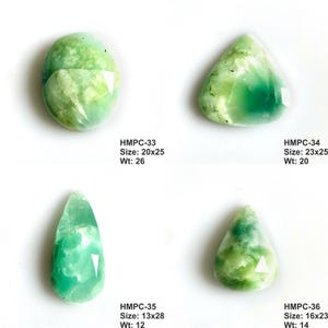Puede incluir: Cuatro piedras preciosas verdes de varias formas se muestran sobre un fondo blanco. Las piedras incluyen un &oacute;valo, un tri&aacute;ngulo, una l&aacute;grima y una forma redondeada. Cada piedra tiene un patr&oacute;n &uacute;nico y est&aacute; etiquetada con un tama&ntilde;o en mm y un peso en gramos.