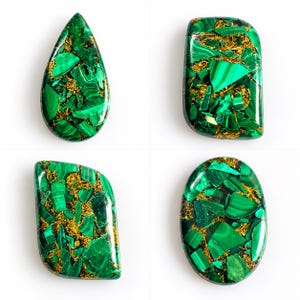 Pode incluir: Quatro cabochões polidos com um mosaico de fragmentos de malaquita verde vibrante incrustados com flocos metálicos de cor dourada. O conjunto inclui uma forma de gota, uma oval e duas formas retangulares irregulares com superfícies lisas.