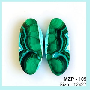 Peut inclure: Deux pierres ovales en malachite avec un motif vert et turquoise saisissant. Les pierres mesurent 30.5 x 68.6 cm et ont une finition polie. L'image comprend le texte "MZP - 109".