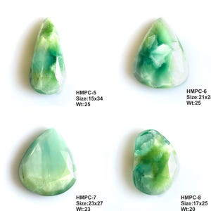 Puede incluir: Cuatro colgantes de piedras preciosas verdes y blancas con superficies facetadas se muestran sobre un fondo blanco. Cada colgante tiene una forma y tama&ntilde;o &uacute;nicos, con etiquetas de texto que indican dimensiones y peso. Los tama&ntilde;os var&iacute;an de 1,5x3,4 cm a 2,3x2,7 cm.