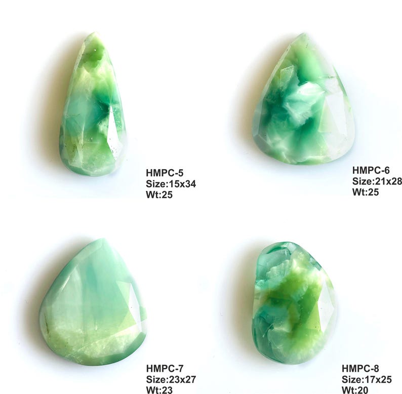Puede incluir: Cuatro colgantes de piedras preciosas verdes y blancas con superficies facetadas se muestran sobre un fondo blanco. Cada colgante tiene una forma y tama&ntilde;o &uacute;nicos, con etiquetas de texto que indican dimensiones y peso. Los tama&ntilde;os var&iacute;an de 1,5x3,4 cm a 2,3x2,7 cm.