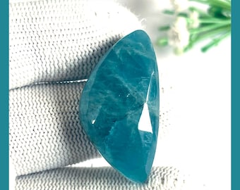 Cabujón de aguamarina facetado natural: una piedra preciosa azul llamativa para joyería