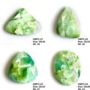 Puede incluir: Cuatro cabujones de piedras preciosas verdes con superficies facetadas. Las formas incluyen un tri&aacute;ngulo, una l&aacute;grima y un &oacute;valo. Cada piedra tiene un tama&ntilde;o y peso &uacute;nicos, como indica el texto: HMPC-21 Tama&ntilde;o: 26x30, Peso: 38; HMPC-22 Tama&ntilde;o: 25x33, Peso: 40; HMPC-23 Tama&ntilde;o: 26x33, Peso: 27; HMPC-24 Tama&ntilde;o: 20x29, Peso: 23.