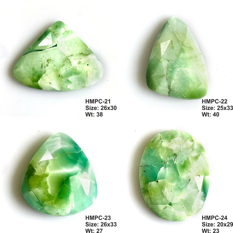 Puede incluir: Cuatro cabujones de piedras preciosas verdes con superficies facetadas. Las formas incluyen un tri&aacute;ngulo, una l&aacute;grima y un &oacute;valo. Cada piedra tiene un tama&ntilde;o y peso &uacute;nicos, como indica el texto: HMPC-21 Tama&ntilde;o: 26x30, Peso: 38; HMPC-22 Tama&ntilde;o: 25x33, Peso: 40; HMPC-23 Tama&ntilde;o: 26x33, Peso: 27; HMPC-24 Tama&ntilde;o: 20x29, Peso: 23.