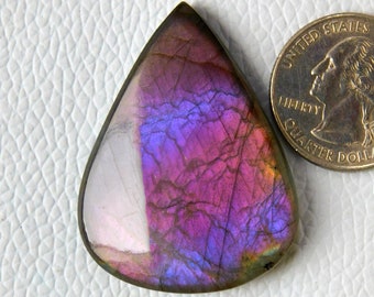 Cabochon di pietra preziosa labradorite viola naturale appariscente ideale per realizzare gioielli in argento e gioielli con avvolgimento di filo metallico