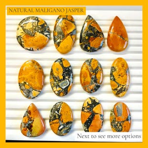 Peut inclure: Une collection de onze cabochons en jaspe Maligano polis disposés en rangées. Les pierres présentent un motif bréchique avec des couleurs orange, jaune et noir vives. Le texte NATURAL MALIGANO JASPER et Next to see more options apparaissent.