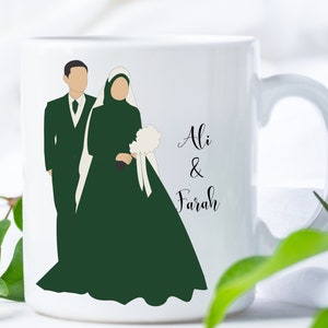 Può includere: Tazza in ceramica bianca con un'illustrazione verde e nera di una coppia in abiti da matrimonio. Il testo "Ali & Farah" è stampato sulla tazza.