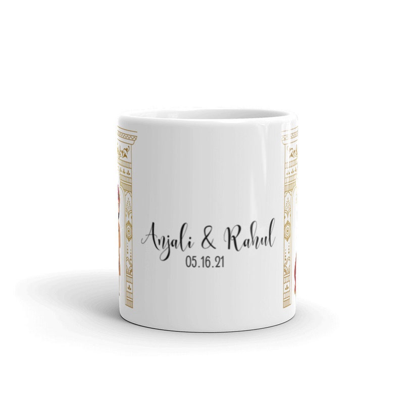 Puede incluir: Taza de cer&aacute;mica blanca con un dise&ntilde;o dorado y rojo que representa un arco. La taza tiene el texto "Anjali & Rahul 05.16.21" impreso en la parte delantera.