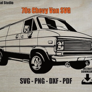 Pode incluir: Ilustração a preto e branco de uma carrinha Chevy dos anos 70. A imagem inclui o texto "70s Chevy Van SVG" em laranja e "SVG - PNG - DXF - PDF" em preto. As palavras "Instant Download" também estão incluídas.