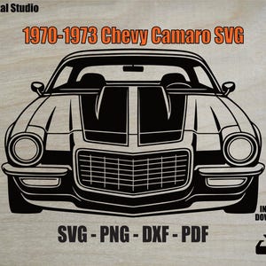 Può includere: Grafica in bianco e nero di una Chevy Camaro del 1970-1973. L'immagine include il testo "1970-1973 Chevy Camaro SVG" in arancione e "SVG - PNG - DXF - PDF" in nero. L'immagine include anche il testo "INSTANT DOWNLOAD".