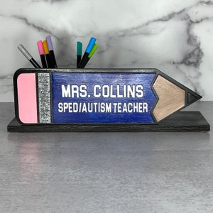 Lehrer Schreibtisch Namensschild mit Bleistift/Kartenhalter/Personalisiertes Lehrer-Namensschild/Namensschild aus Holz/Lehrergeschenk/Mitarbeitergeschenk