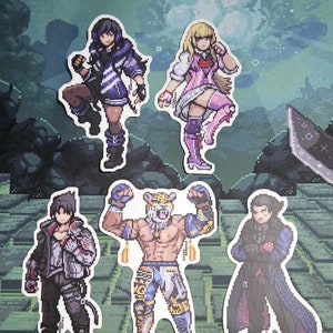 Puede incluir: Cinco pegatinas de arte de píxeles con personajes de un videojuego. Las pegatinas están sobre un fondo de azulejos verdes y negros. Los personajes incluyen una mujer con cabello negro y un atuendo morado y azul, una mujer con cabello rubio y un atuendo rosa y blanco, un hombre con cabello negro y una chaqueta gris, un hombre con cabeza de tigre y un atuendo de lucha libre azul y dorado, y un hombre con cabello negro y un atuendo negro y morado.