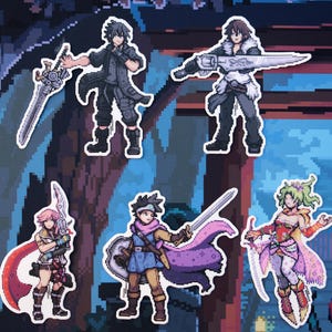 Puede incluir: Colección de seis pegatinas de pixel art con varios personajes de un videojuego. Las pegatinas representan personajes en poses de acción, cada uno sosteniendo un arma. La paleta de colores incluye tonos de gris, negro, azul, rosa y marrón.