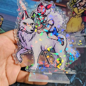 K&ouml;nnte beinhalten: Ein holografischer Acryl-St&auml;nder mit einem Pixelbild eines wei&szlig;en Wolfes, auf dem eine Person reitet. Die Person tr&auml;gt eine rote Maske und ein blaues und wei&szlig;es Outfit. Der St&auml;nder hat eine klare Basis mit dem aufgedruckten Text "SHINY SEABASS".