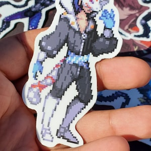 Pode incluir: Um adesivo de pixel art de um personagem usando uma m&aacute;scara branca com detalhes vermelhos e pretos. O personagem est&aacute; vestindo uma jaqueta preta, um cinto azul e luvas azuis. O adesivo est&aacute; em um fundo branco.