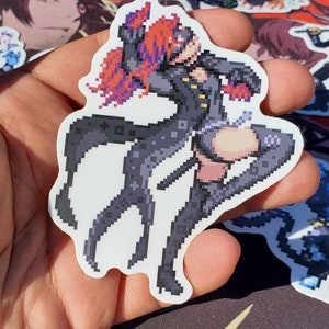 Pode incluir: Um adesivo de pixel art de uma personagem feminina com cabelo ruivo e um traje preto. Ela est&aacute; segurando uma espada e tem uma express&atilde;o determinada no rosto.