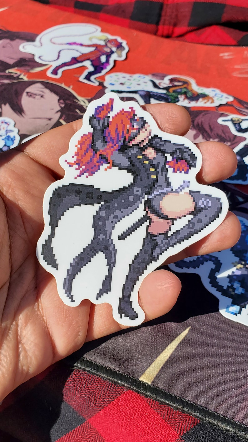 Pode incluir: Um adesivo de pixel art de uma personagem feminina com cabelo ruivo e um traje preto. Ela est&aacute; segurando uma espada e tem uma express&atilde;o determinada no rosto.