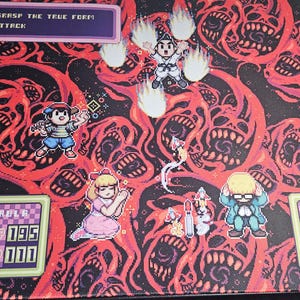 Pode incluir: Um tabuleiro de jogo vermelho e preto com um design pixelado de um personagem com um chapéu vermelho e um personagem com um chapéu amarelo. O texto "YOU CANNOT GRASP THE TRUE FORM OF GIVORS' ATTACK" está no topo do tabuleiro. O tabuleiro tem um padrão de grade com números e as palavras "NESS", "PAULA", "JEFF" e "POO" impressas nele.