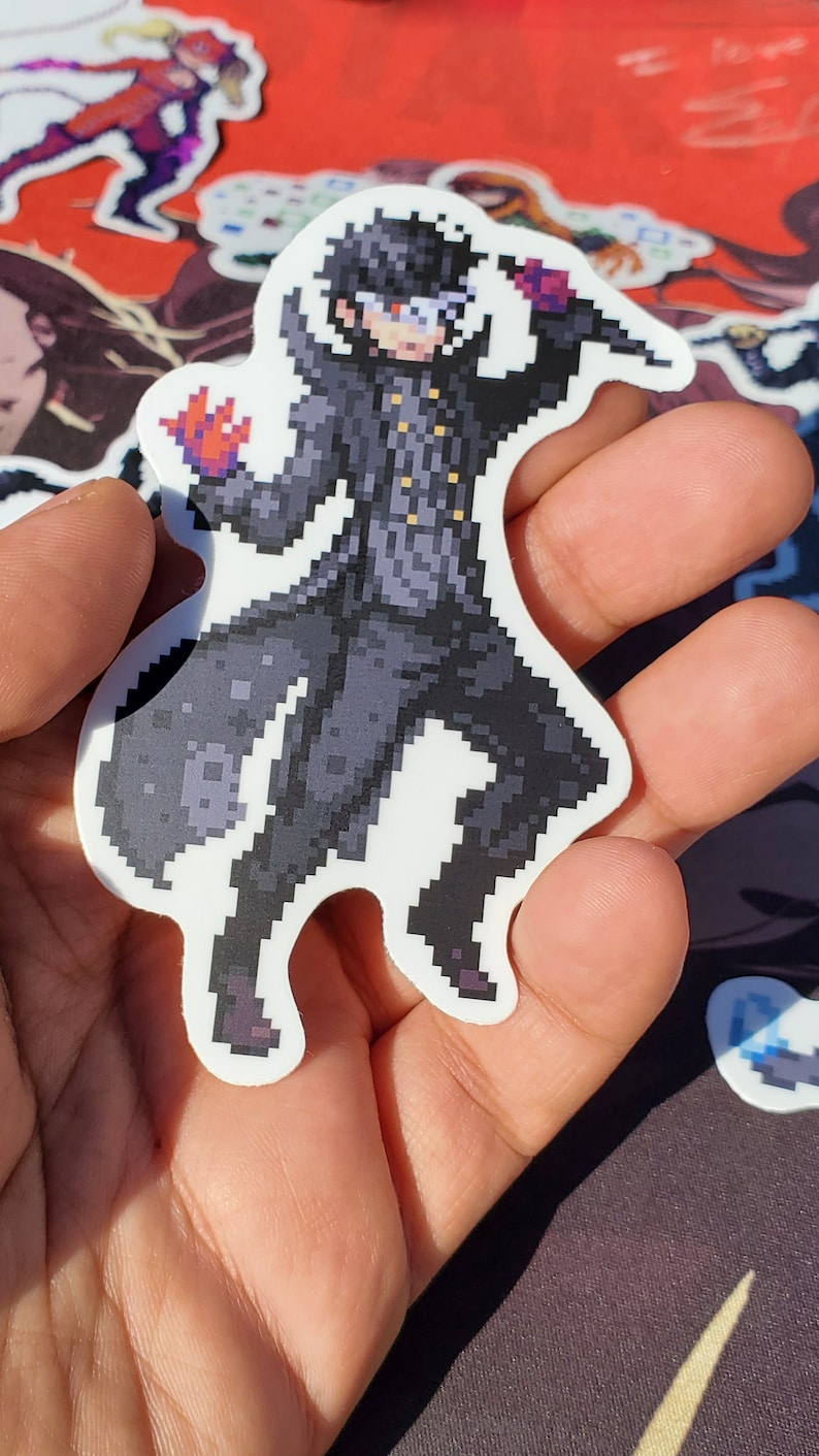 Pode incluir: Um adesivo de arte pixel de um personagem da s&eacute;rie Persona. O personagem est&aacute; vestindo um casaco preto e tem cabelo preto. O personagem est&aacute; segurando uma faca na m&atilde;o direita e um objeto vermelho na m&atilde;o esquerda.