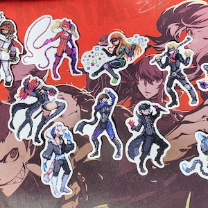 Pode incluir: Um conjunto de 10 adesivos coloridos com personagens da s&eacute;rie de videogames Persona. Os adesivos s&atilde;o impressos em um fundo branco e apresentam uma variedade de personagens, incluindo uma figura mascarada, uma mulher com cabelo ruivo e um homem com um casaco preto.