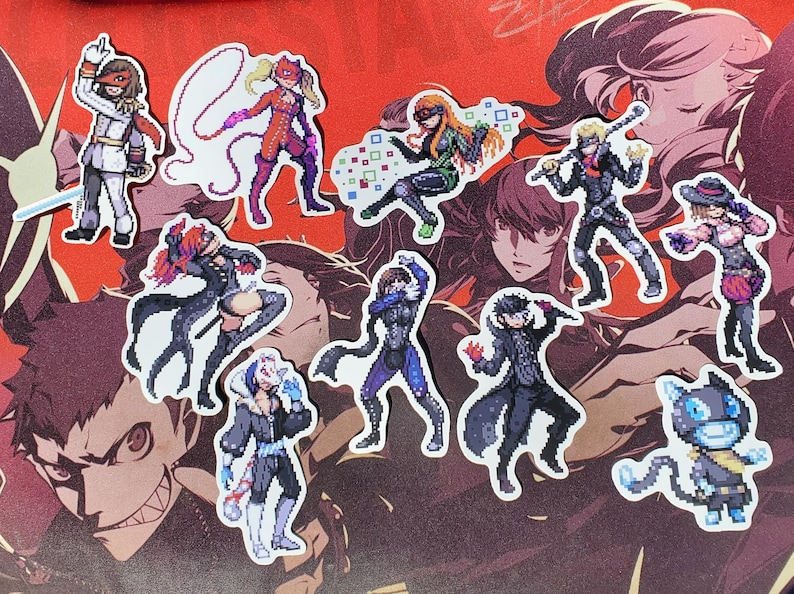 Pode incluir: Um conjunto de 10 adesivos coloridos com personagens da s&eacute;rie de videogames Persona. Os adesivos s&atilde;o impressos em um fundo branco e apresentam uma variedade de personagens, incluindo uma figura mascarada, uma mulher com cabelo ruivo e um homem com um casaco preto.