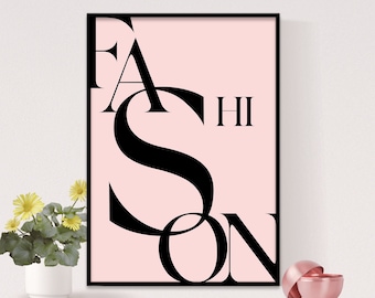 Könnte beinhalten: Ein gerahmter Kunstdruck mit dem Wort "FASHION" in großen schwarzen Buchstaben auf hellrosa Hintergrund. Das Kunstwerk wird an einer weißen Wand präsentiert, mit einer kleinen Vase mit gelben Blumen und einem rosa Dekorationsobjekt im Vordergrund.