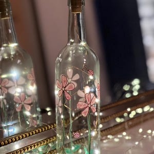 Bouteille lumineuse fleur rose et coccinelle, décoration d'intérieur recyclée, bouteille peinte à la main, cadeau pour elle, cadeau personnalisé