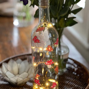 Bouteille lumineuse peinte à la main Fairy Toadstool – Décoration d'intérieur recyclée, Cottagecore, Veilleuse, Cadeau inspiré du jardin