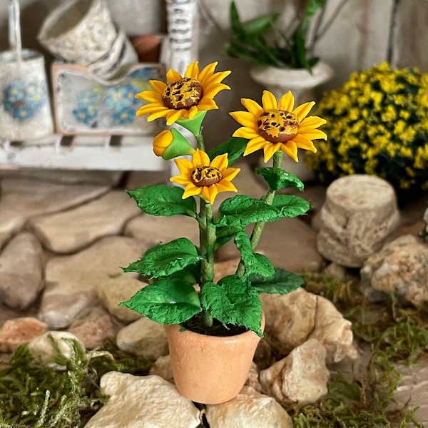 Miniatur Blumen. Sonnenblume im Maßstab 1:12, Zubehör für ein Puppenhaus. Miniatur Topfpflanzen.