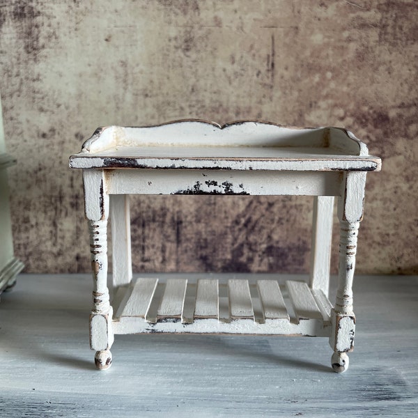 Table de jardin miniature blanche. Échelle 1:12 . Mobilier de ferme provincial rustique shabby chic.