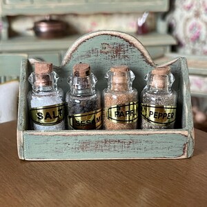 Gewürzregal 1:12 mit Gewürzregal. Accessoires für die Küche.