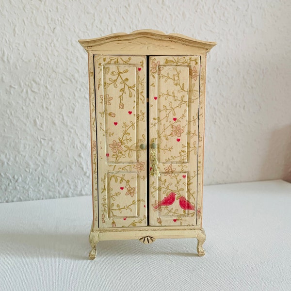 Französisches Puppenhaus MiniaturMöbel. Maßstab 1/12. Handbemalt. Kleiderschrank
