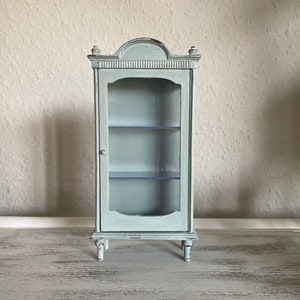 Miniatur Blau Sideboard. Kunsthandwerk Puppenhaus Esszimmer Möbel. Vitrinenschrank Kabinett . 1:12 Maßstab