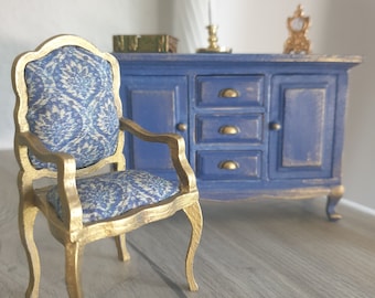 Shabby chic blå stol i fransk Louis XV-stil. Dockhusminiatyr skala 1/12