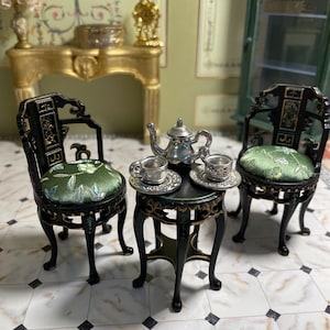 Puppenhaus Chinesische Miniatur Möbel. Tee-Tisch, Stühle. 1:12 Maßstab .